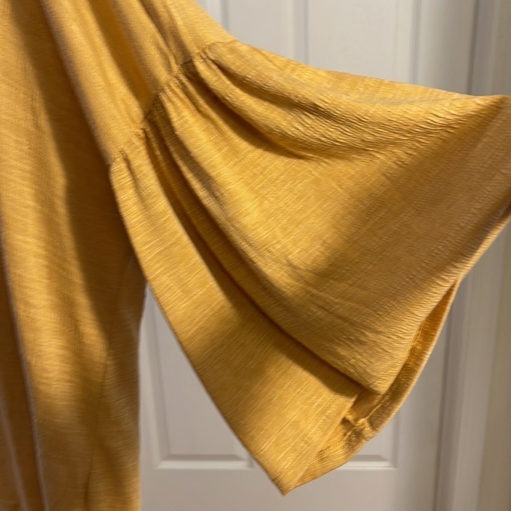 Cable & Gauge Yellow Bell Sleeves Flowy Top. D3/A - Picture 2 of 5